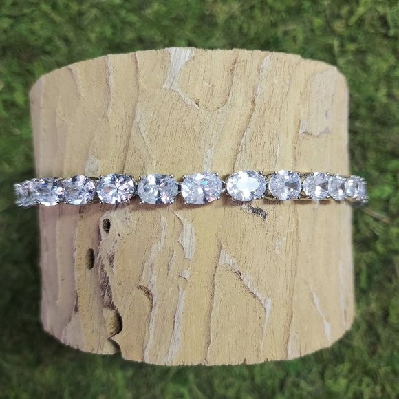 NEW Oval cut crystal bracelet - Picture 2 of 6